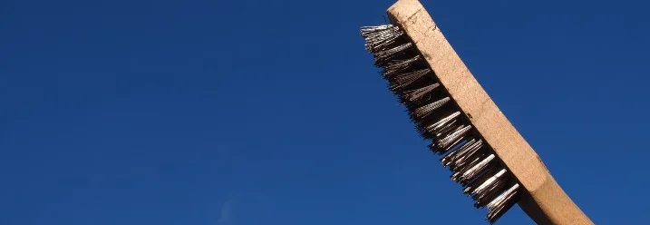 Drahtbürste vor blauem Himmel